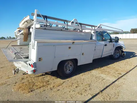 2022 Ford F-350 Chassis Xl VIN 1FD8X3E6XNED47516 фото 4