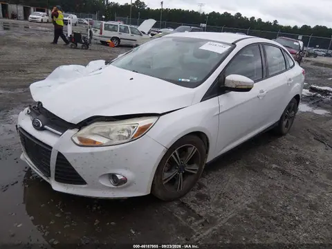 2014 Ford FOCUS SE VIN 1FADP3F2XEL420299 фото 2