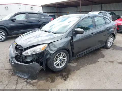2018 Ford FOCUS SE VIN 1FADP3FE8JL246320 фото 2