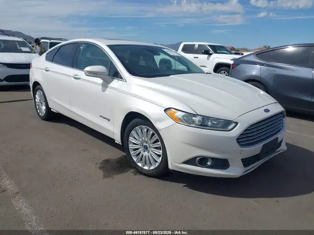 3FA6P0LU9ER122194 — 2014 Ford Fusion SE Hybrid, Передняя часть слева (Left Front), фото до ремонта