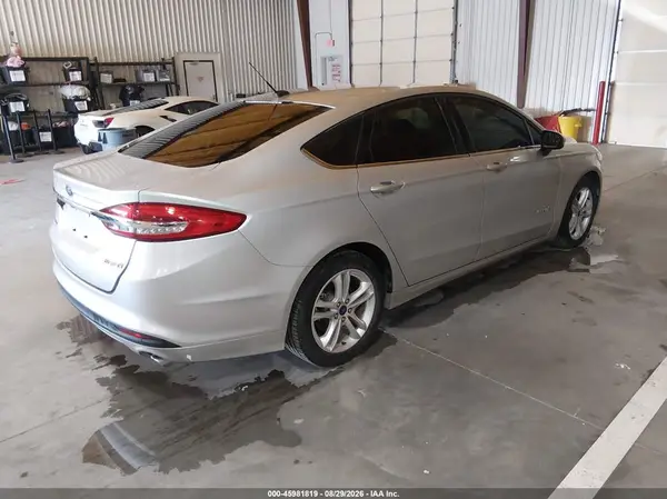 3FA6P0UU9JR235913 — 2018 Ford Fusion, фото 4 с аукциона IAAI 07.10.2026, Естественный износ