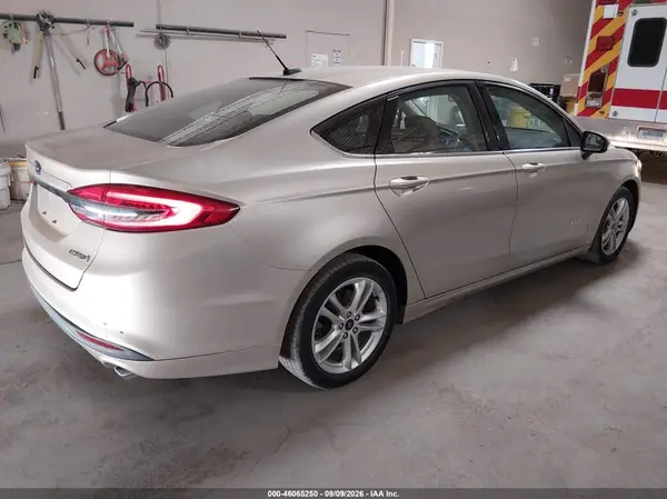 3FA6P0UU0JR279072 — 2018 Ford Fusion, фото 4 с аукциона IAAI 07.10.2026, Естественный износ