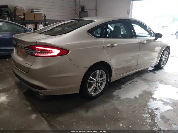 3FA6P0UU4JR279074 — 2018 Ford Fusion, фото 4 с аукциона IAAI 07.10.2026, Естественный износ