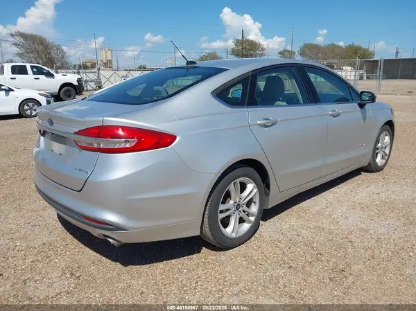 3FA6P0UU6JR235786 — 2018 Ford Fusion, фото 4 с аукциона IAAI 07.10.2026, Естественный износ