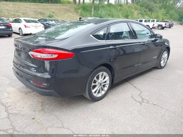 3FA6P0LU8KR115748 — 2019 Ford Fusion, фото 4 с аукциона IAAI 06.10.2026, Левый бок