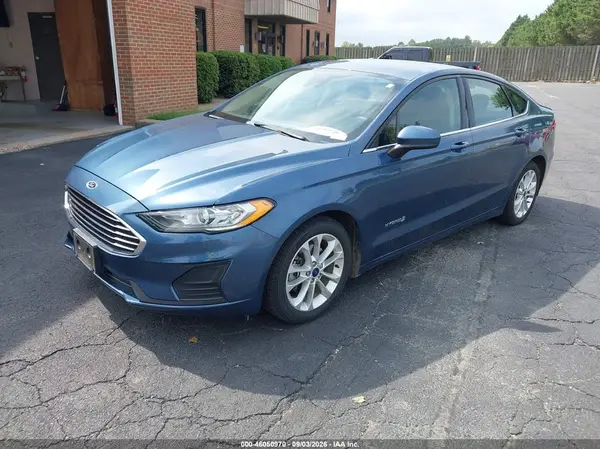 3FA6P0LU5KR149517 — 2019 Ford Fusion, фото 2 с аукциона IAAI 05.10.2026, Естественный износ