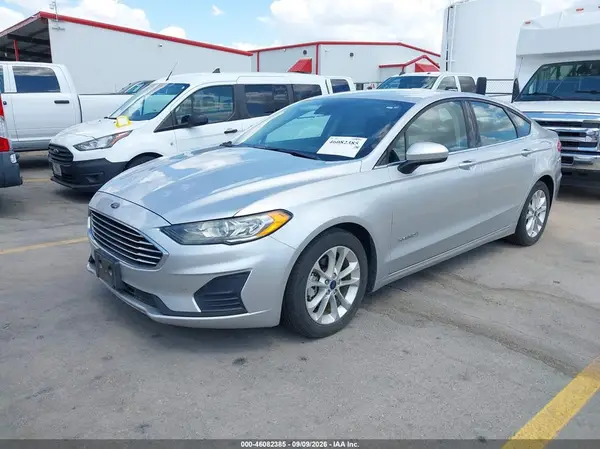 3FA6P0LU3KR100428 — 2019 Ford Fusion, фото 2 с аукциона IAAI 07.10.2026, Град