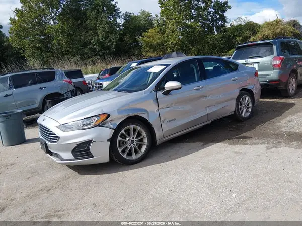 3FA6P0LU2KR180496 — 2019 Ford Fusion, фото 2 с аукциона IAAI, Левый бок