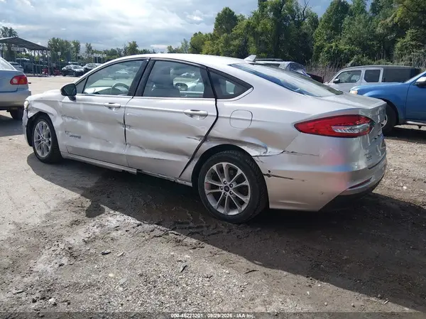 3FA6P0LU2KR180496 — 2019 Ford Fusion, фото 3 с аукциона IAAI, Левый бок