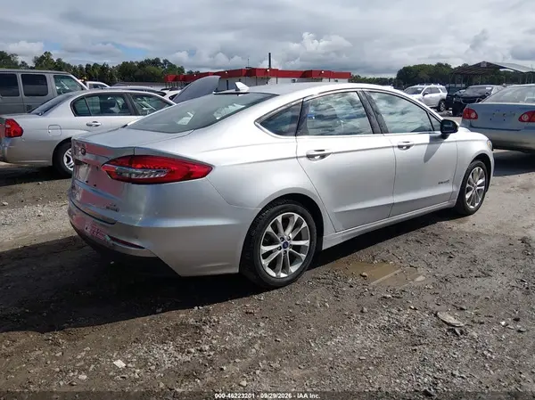 3FA6P0LU2KR180496 — 2019 Ford Fusion, фото 4 с аукциона IAAI, Левый бок