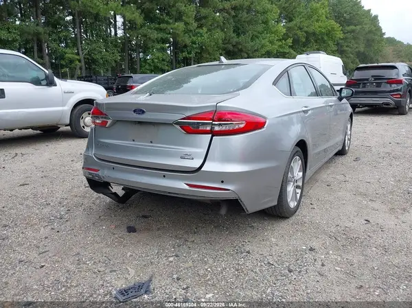 3FA6P0LU4LR139434 — 2020 Ford Fusion, фото 4 с аукциона IAAI 05.10.2026, Естественный износ