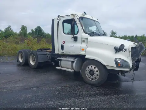 3AKJGEDV7FSGG3944 — 2015 Freightliner Cascadia 125, Left & Right Side, фото до ремонта