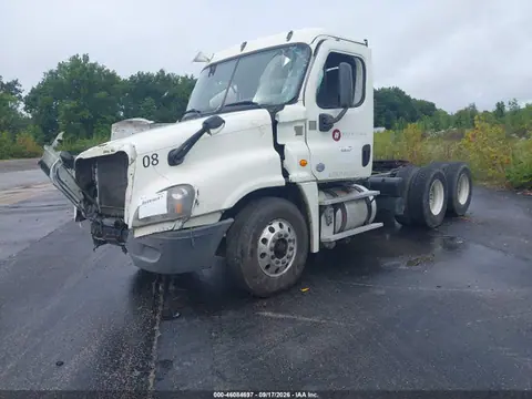 2015 Freightliner Cascadia 125 VIN 3AKJGEDV7FSGG3944 фото 2