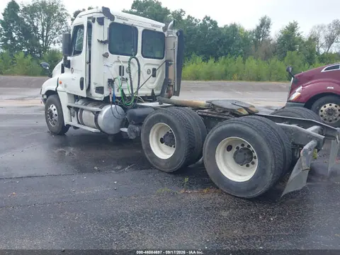 2015 Freightliner Cascadia 125 VIN 3AKJGEDV7FSGG3944 фото 3
