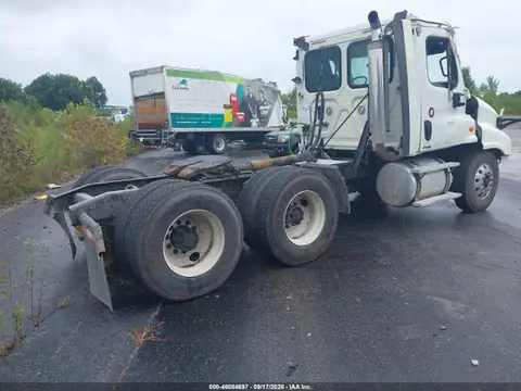 2015 Freightliner Cascadia 125 VIN 3AKJGEDV7FSGG3944 фото 4