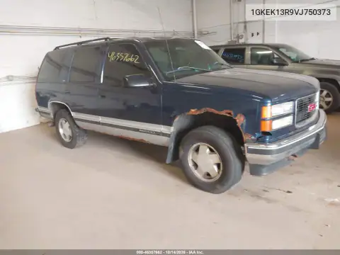 1GKEK13R9VJ750373 — 1997 GMC Yukon, Передняя часть слева, фото до ремонта