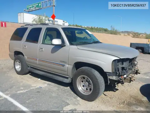 2005 GMC Yukon Sle VIN 1GKEC13V85R256937 фото 2
