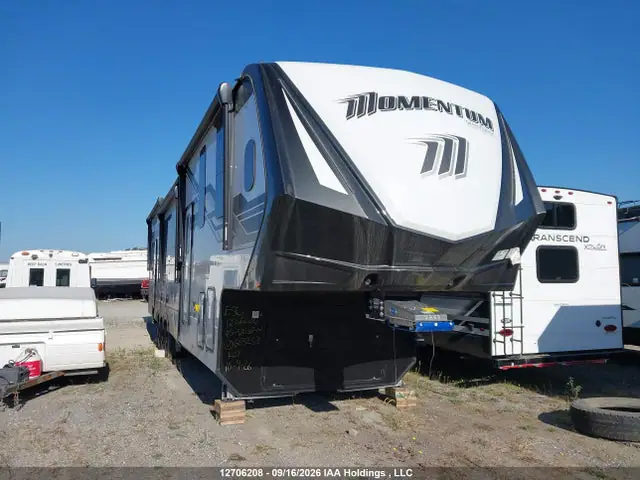 573FM4632SBB03253 Grand Design Momentum 2025 — повреждение Изъят кредитором, фото до ремонта