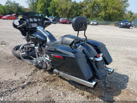 2018 Harley-Davidson Flhx Street Glide VIN 1HD1KBC12JB673178 фото 3