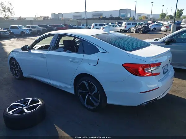 1HGCV1F30JA251037 — 2018 Honda Accord, фото 3 с аукциона IAAI, Правый бок