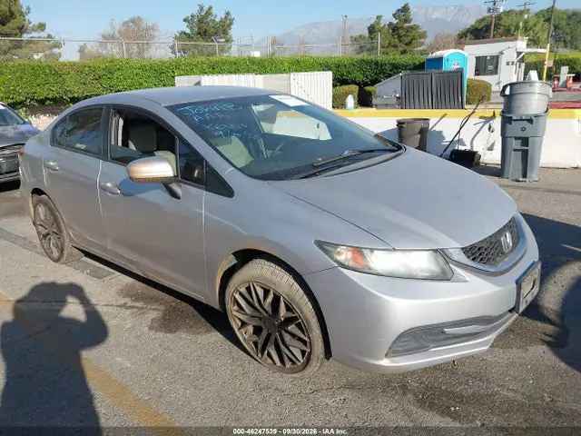 2HGFB2F56FH519157 — 2015 Honda Civic LX, Передняя часть слева (Left Front), фото до ремонта