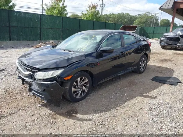 2HGFC2F76JH575963 — 2018 Honda Civic, фото 2 с аукциона IAAI, Передняя часть