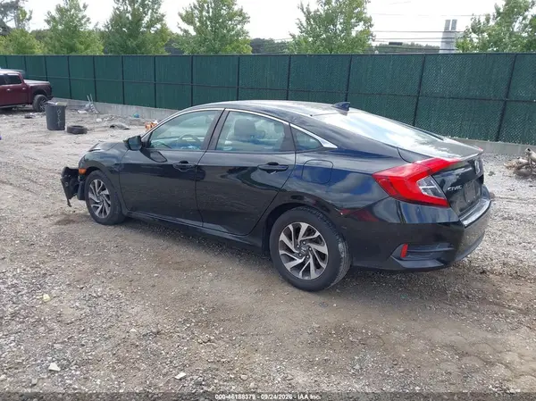 2HGFC2F76JH575963 — 2018 Honda Civic, фото 3 с аукциона IAAI, Передняя часть