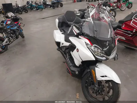 JH2SC7957RK600675 — 2024 Honda GL1800 D, Передняя часть (Front End), фото до ремонта
