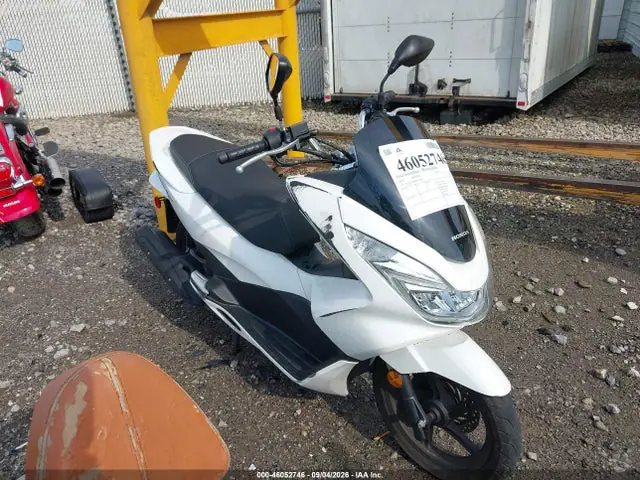 RLHKF1806HY200654 — 2017 Honda Pcx 150, Передняя часть справа (Right Front), фото до ремонта