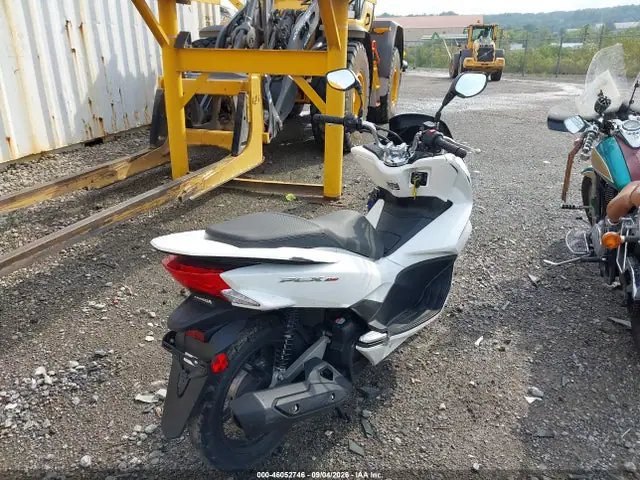 RLHKF1806HY200654 — 2017 Honda Pcx 150, фото 4 с аукциона IAAI 30.09.2026, Передняя часть справа
