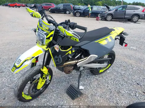 2024 Husqvarna Supermoto 701 VIN VBKUSV402RM772863 фото 2