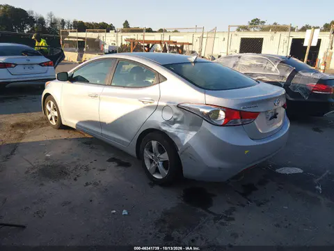 5NPDH4AE0DH322075 — 2013 Hyundai Elantra, Сзади слева, фото до ремонта