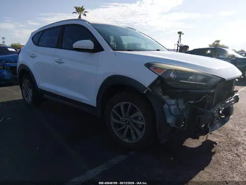 KM8J33A4XGU192430 — 2016 Hyundai Tucson SE, Передняя часть (Front & Rear), фото до ремонта