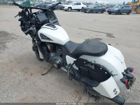 2020 INDIAN MOTORCYCLE CO. Challenger Dark Horse VIN 56KLCDRR8L3391554 фото 3