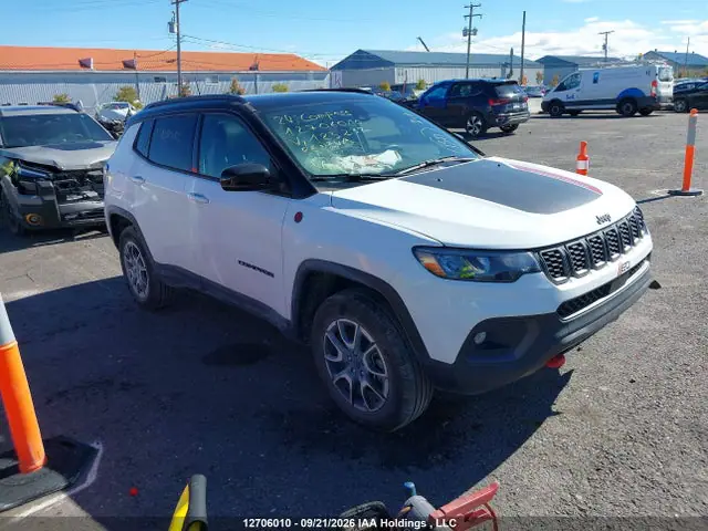 3C4NJDDN9RT123232 — 2024 Jeep Compass Trailhawk, Лобовое стекло (Front Window), фото до ремонта