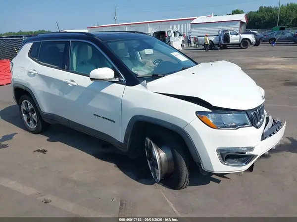 3C4NJDCB9JT354160 — 2018 Jeep Compass, Передняя часть слева (Left Front), фото до ремонта