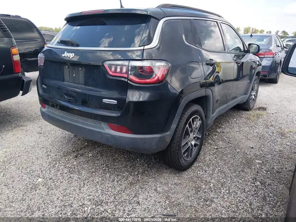 3C4NJCBB2JT488486 — 2018 Jeep Compass, фото 4 с аукциона IAAI 07.10.2026, Естественный износ