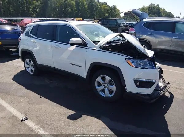 3C4NJDBB8JT455000 — 2018 Jeep Compass, Передняя часть слева (Left Front), фото до ремонта