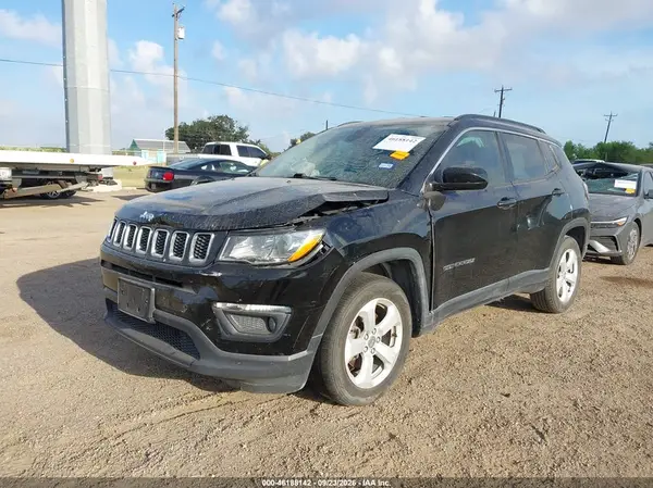 3C4NJCBB8JT235432 — 2018 Jeep Compass, фото 2 с аукциона IAAI 10.10.2026, Передняя часть слева