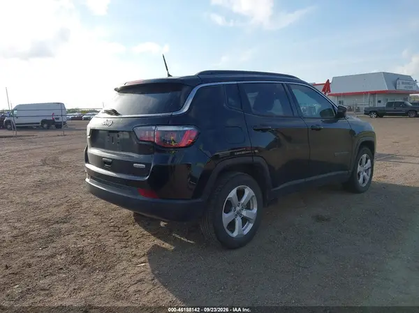3C4NJCBB8JT235432 — 2018 Jeep Compass, фото 4 с аукциона IAAI 10.10.2026, Передняя часть слева