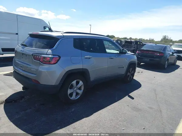 3C4NJCBB0JT181771 — 2018 Jeep Compass, фото 4 с аукциона IAAI, Передняя часть