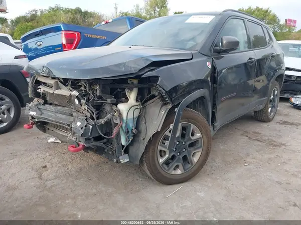 3C4NJDDB6JT451749 — 2018 Jeep Compass, фото 2 с аукциона IAAI, Передняя часть