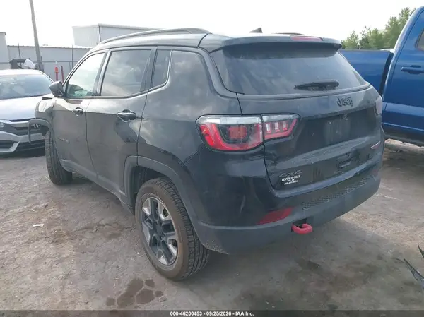 3C4NJDDB6JT451749 — 2018 Jeep Compass, фото 3 с аукциона IAAI, Передняя часть