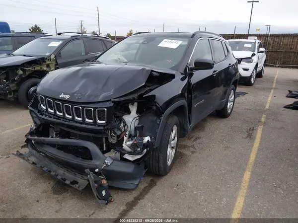 3C4NJDBB1JT246438 — 2018 Jeep Compass, фото 2 с аукциона IAAI, Передняя часть