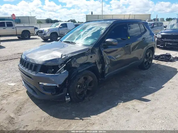 3C4NJCBB9LT102553 — 2020 Jeep Compass, фото 2 с аукциона IAAI, Передняя часть слева