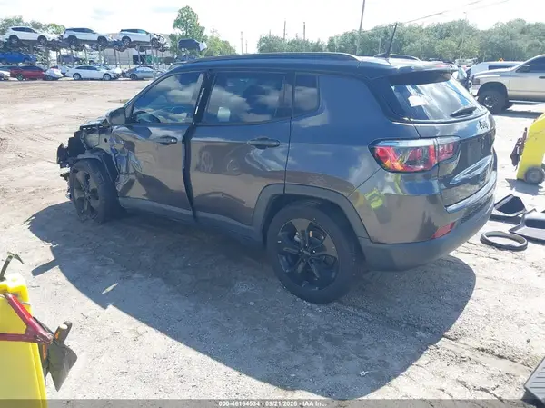 3C4NJCBB9LT102553 — 2020 Jeep Compass, фото 3 с аукциона IAAI, Передняя часть слева
