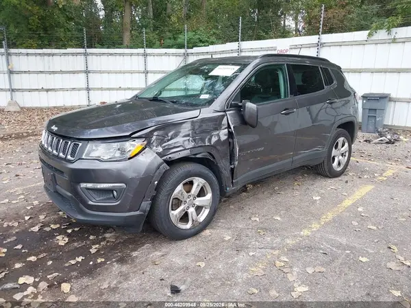 3C4NJDBB1MT572986 — 2021 Jeep Compass, фото 2 с аукциона IAAI, Передняя часть слева