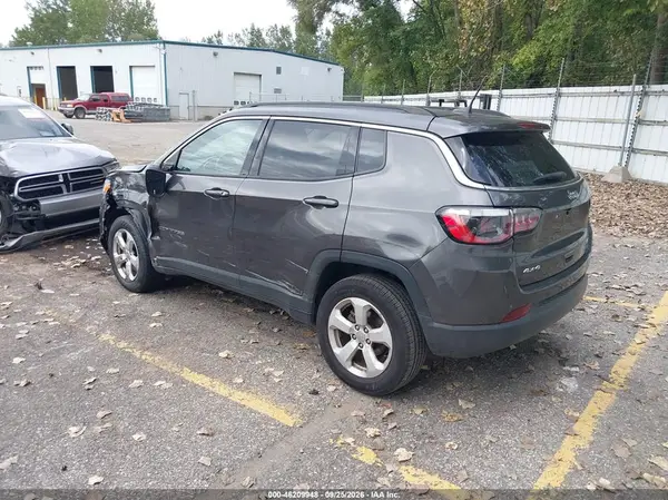 3C4NJDBB1MT572986 — 2021 Jeep Compass, фото 3 с аукциона IAAI, Передняя часть слева