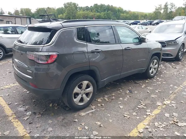 3C4NJDBB1MT572986 — 2021 Jeep Compass, фото 4 с аукциона IAAI, Передняя часть слева