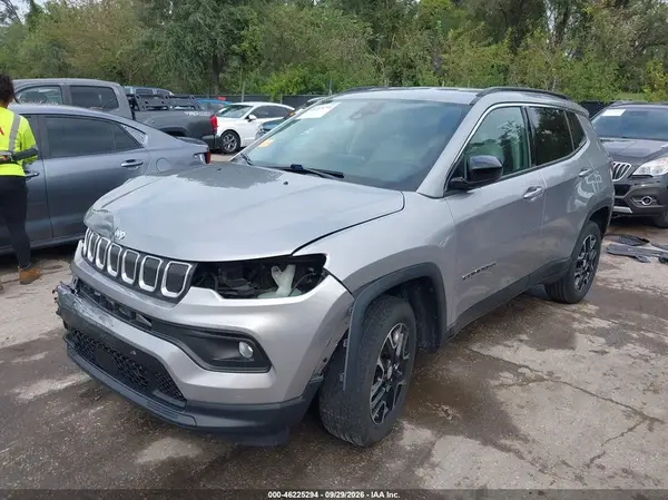 3C4NJDBBXNT122867 — 2022 Jeep Compass, фото 2 с аукциона IAAI, Передняя часть